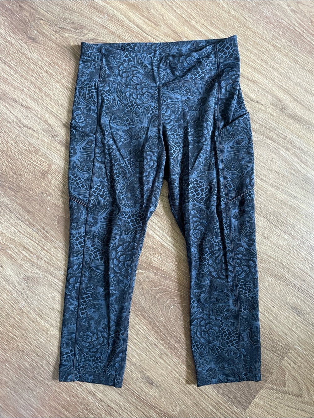 lululemon athletica Speed Up Navy and Black Floral-Print Cropped Leggings